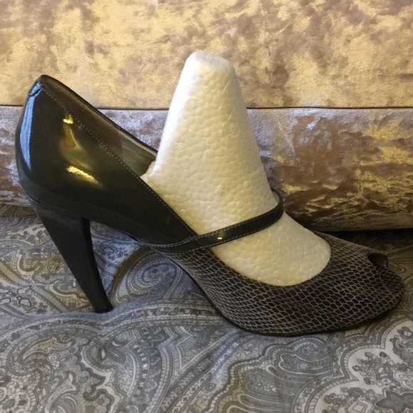 BCBG Grey Leather Snakeskin Pump - Picture 2 of 6